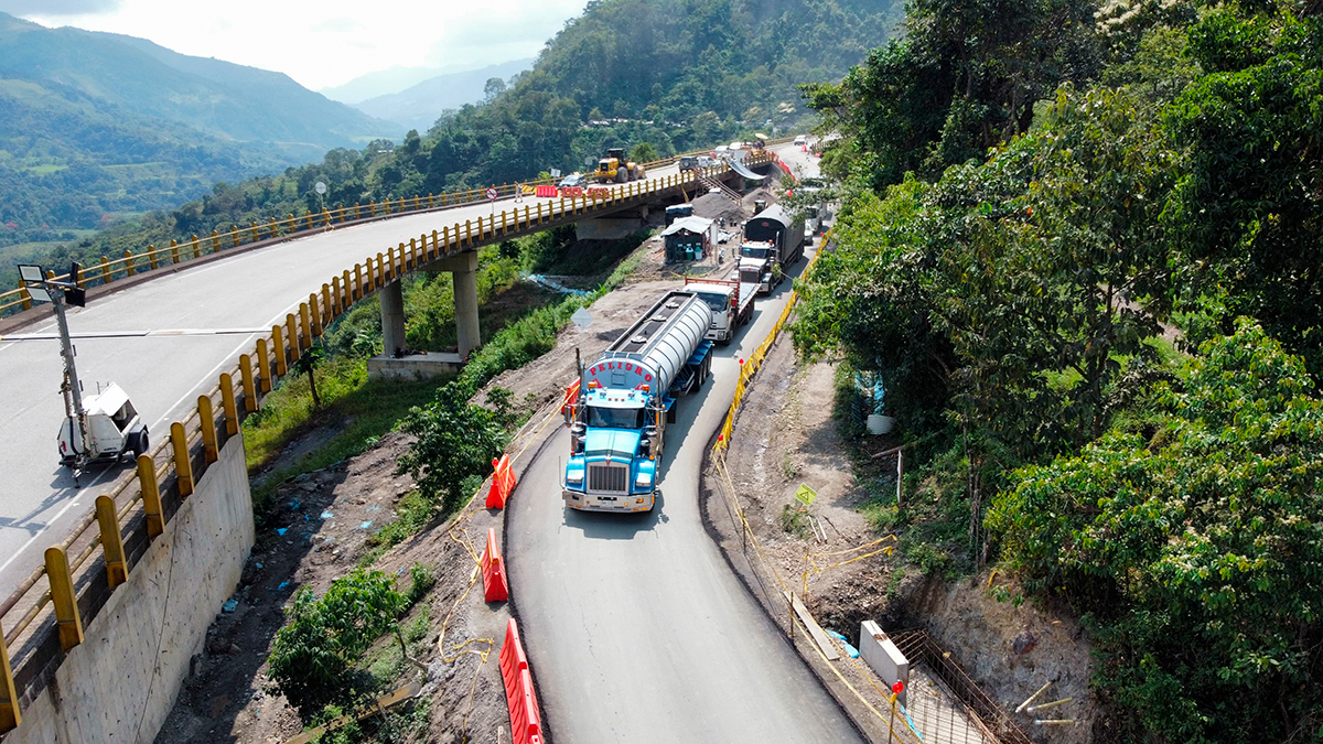 Fotografía del tránsito vehicular en la variante Los Grillos en la Transversal del Cusiana.