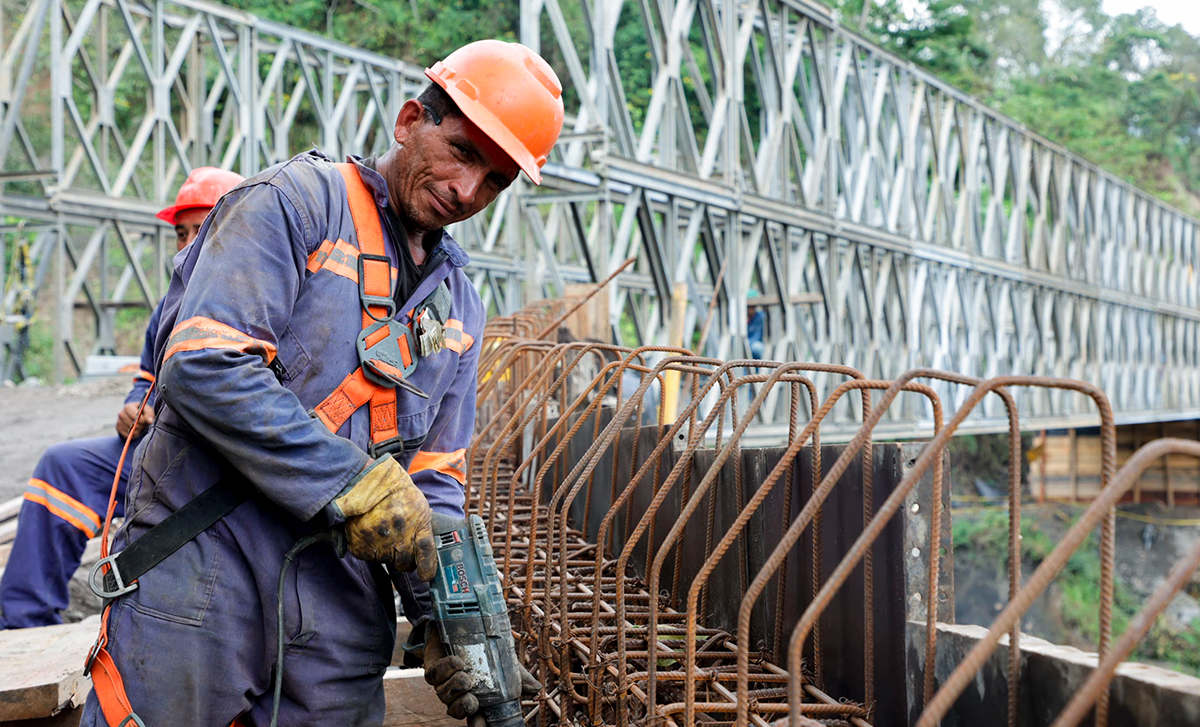Fotografía de colaborador del INVÍAS que ha hecho parte de la construcción de obras de la variante Los Grillos en la Transversal del Cusiana.