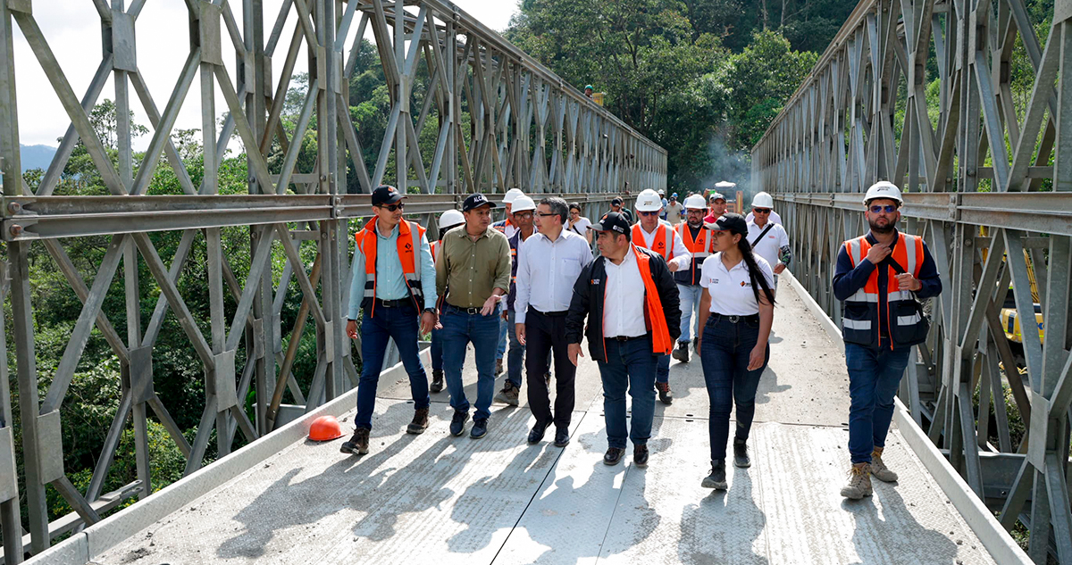 Fotografía del Ministro de Transporte, William Camargo Triana durante su recorrido de inspección a las obras junto a colaboradores del INVÍAS y representantes del Gobierno local de la variante Los Grillos en la Transversal del Cusiana.
