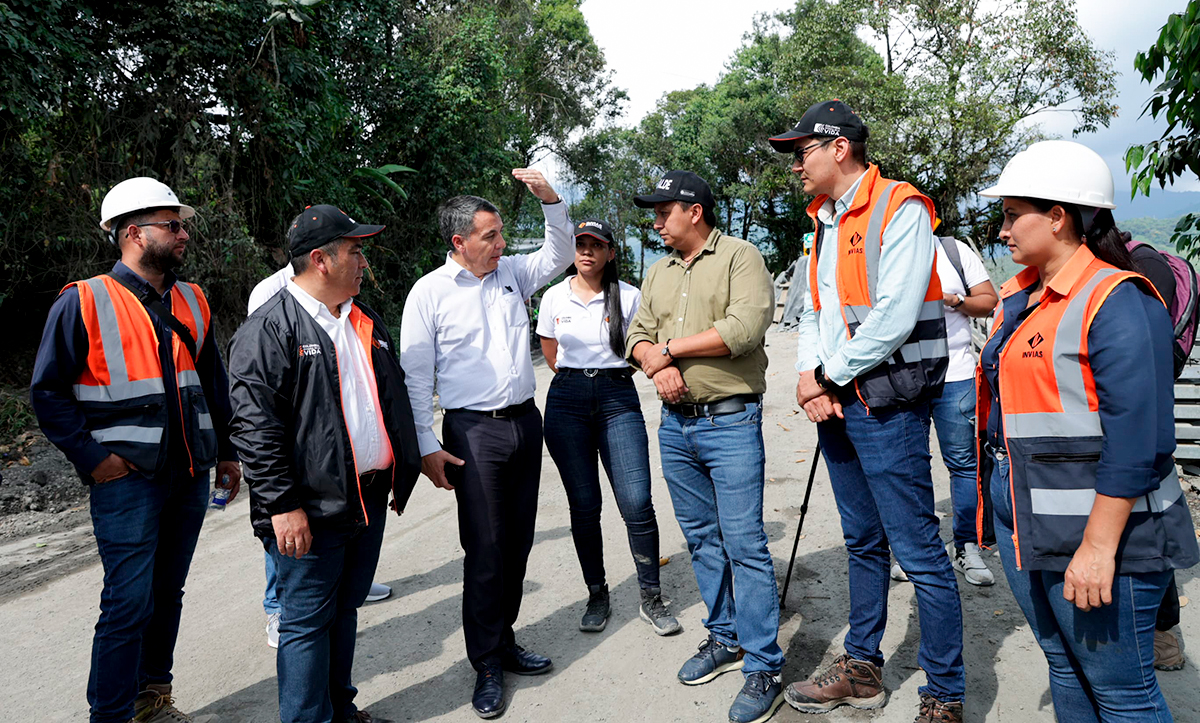 Fotografía del Ministro de Transporte, William Camargo Triana durante su recorrido de inspección a las obras de la variante Los Grillos en la Transversal del Cusiana.