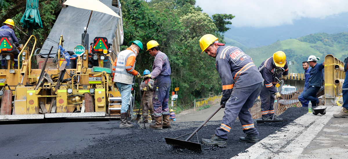 Fotografía de colaboradores del INVÍAS en labores de pavimentación de la Transversal del Libertador, en el Cauca.