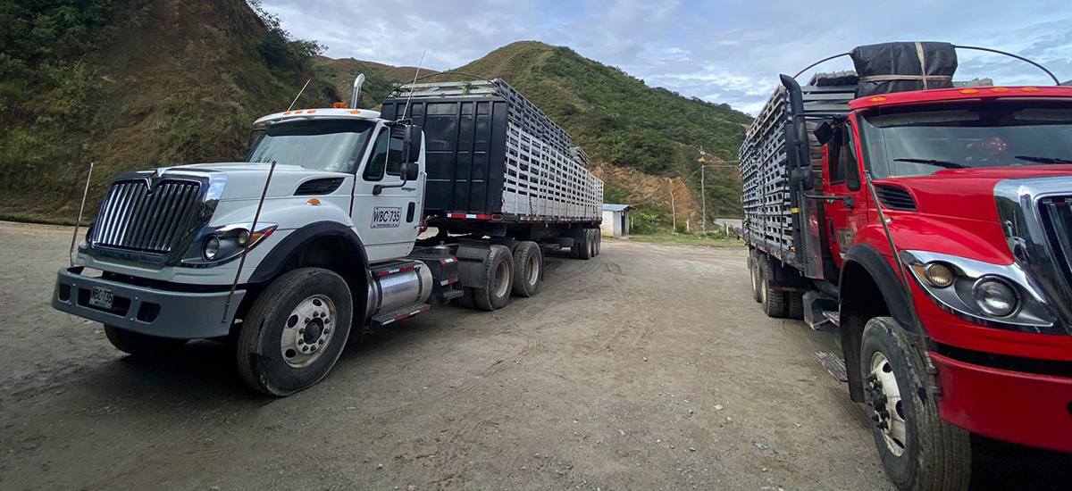 Fotografía de las tractomulas que transportaron los puentes metálicos y llegaron al sector El Tarrita en Ábrego, Norte de Santander.