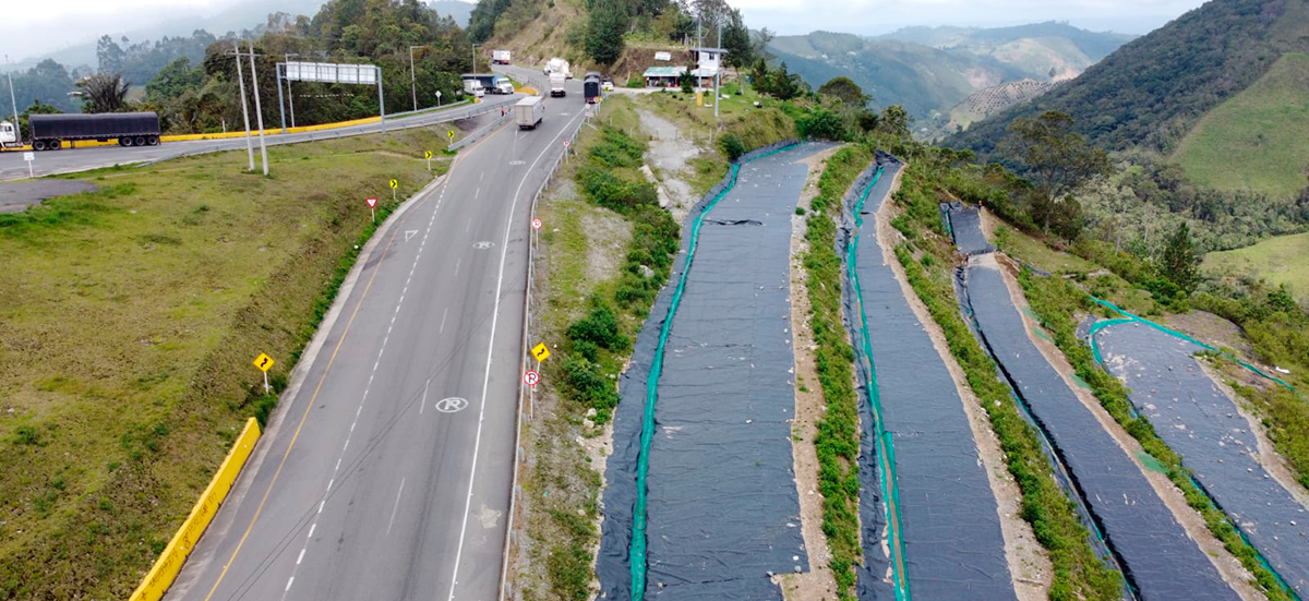 Fotografía aérea de obras de contención de montaña en el Cruce de la Cordillera Central.