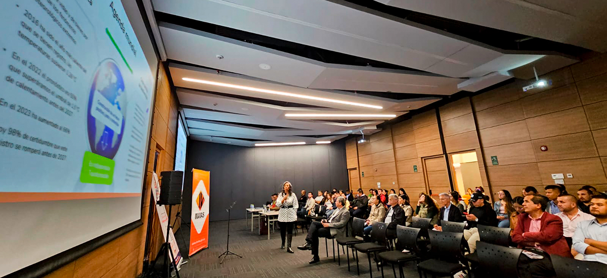 Fotografía de ponencia durante la jornada de capacitación sobre la importancia de los Lineamientos de Infraestructura Verde Vial en proyectos nuevos de infraestructura.