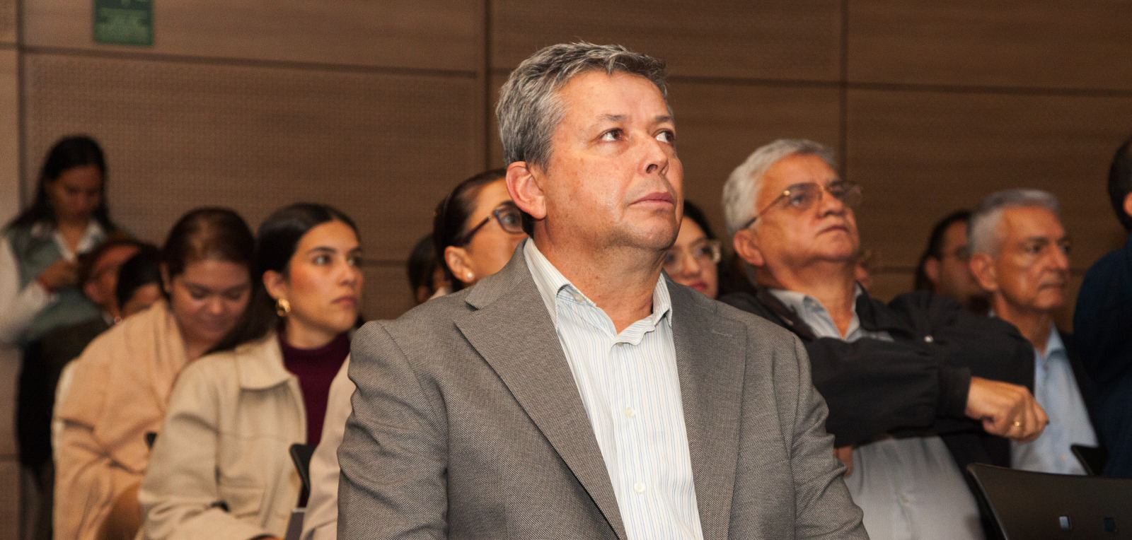 Fotografía del subdirector de Sostenibilidad, Jairo Argüello durante la jornada de capacitación sobre la importancia de los Lineamientos de Infraestructura Verde Vial en proyectos nuevos de infraestructura.