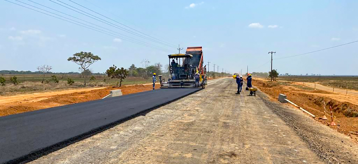 Fotografía del estado actual de los trabajos de pavimentación del corredor entre Puerto Gaitán y Puente Arimena, en la transversal Altillanura por parte de los colaboradores del INVÍAS.