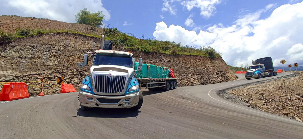 Fotografía de tránsito de vehículos de transporte de carga pesada por el país.
