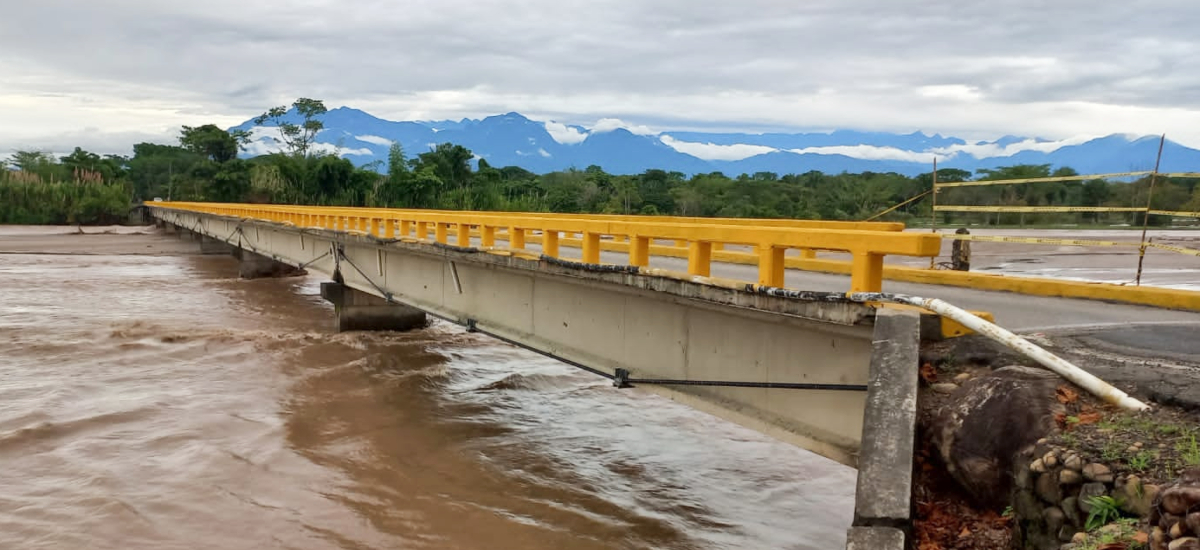 Fotografía de puente sobre vía en Arauca.