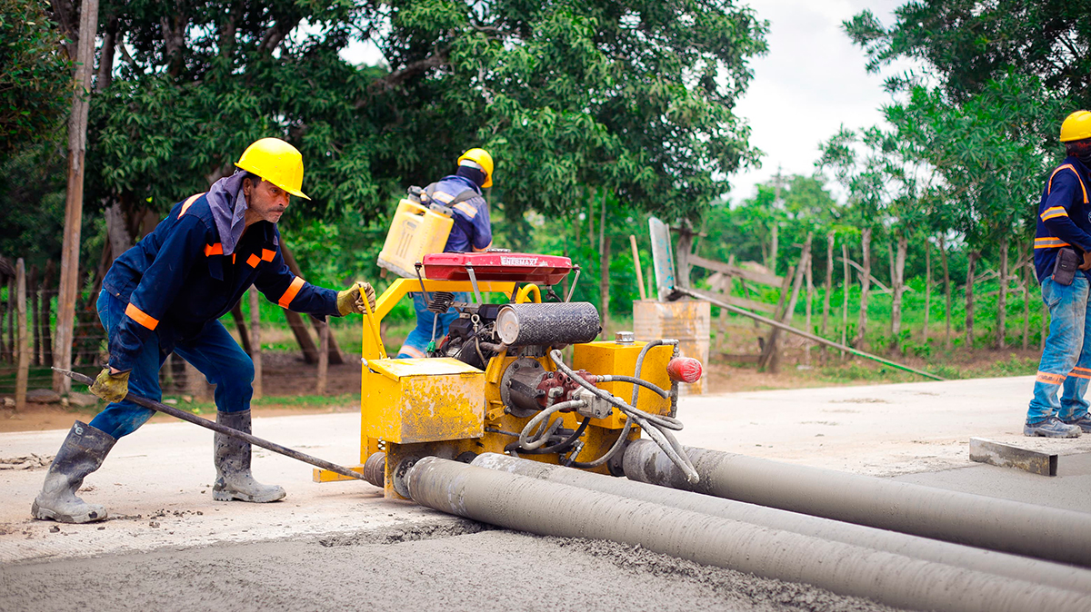 Fotografía de colaboradores del INVÍAS trabajando de manera constante en las obras de pavimentación de la vía Santa Lucía - Moñitos.