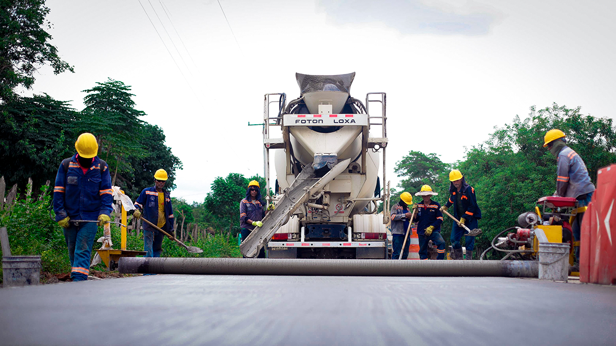 Fotografía de colaboradores del INVÍAS trabajando de manera constante en las obras de pavimentación de la vía Santa Lucía - Moñitos.