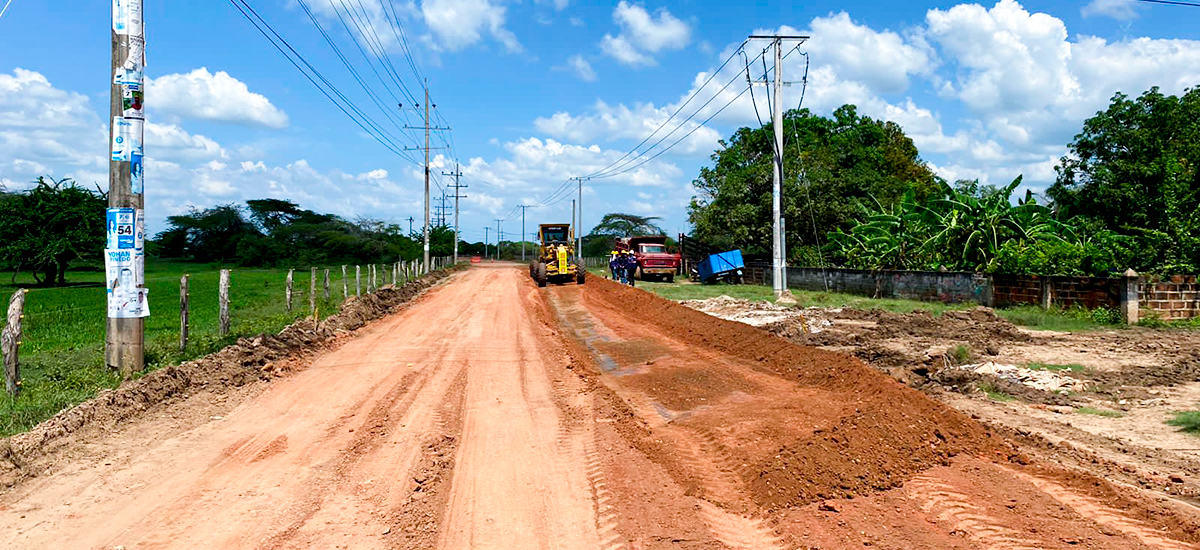 Fotografía de operario del INVÍAS en maquinaria pesada para la pavimentación de obras.