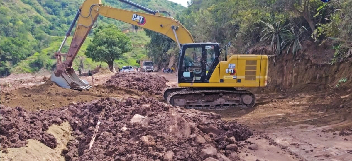 Fotografía de colaborador del INVÍAS operando maquinaria pesada realizando labores de remoción de escombros en la vía Ocaña - Sardinata - Cúcuta en el departamento de Norte de Santander.