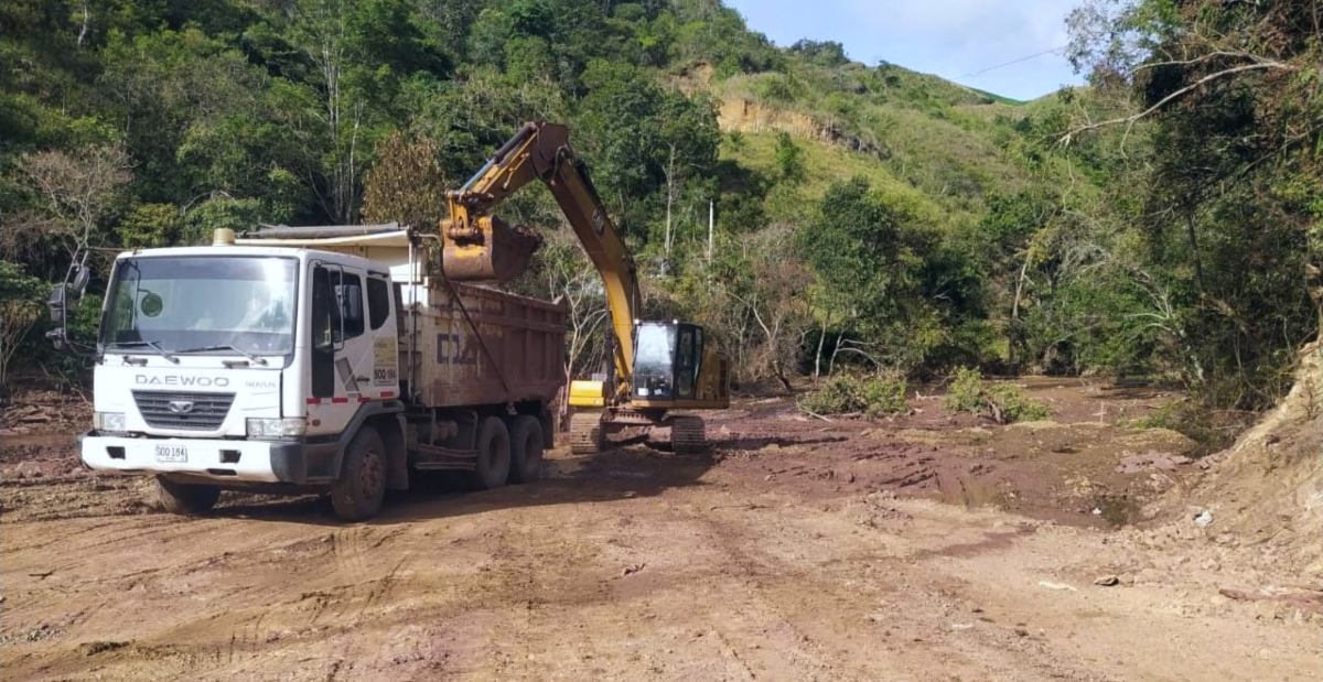 Fotografía de colaboradores del INVÍAS operando maquinaria pesada y volqueta realizando labores de remoción de escombros en la vía Ocaña - Sardinata - Cúcuta en el departamento de Norte de Santander.