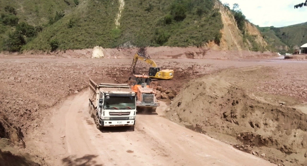 Fotografía de colaboradores del INVÍAS operando maquinaria pesada y volqueta realizando labores de remoción de escombros en la vía Ocaña - Sardinata - Cúcuta en el departamento de Norte de Santander.
