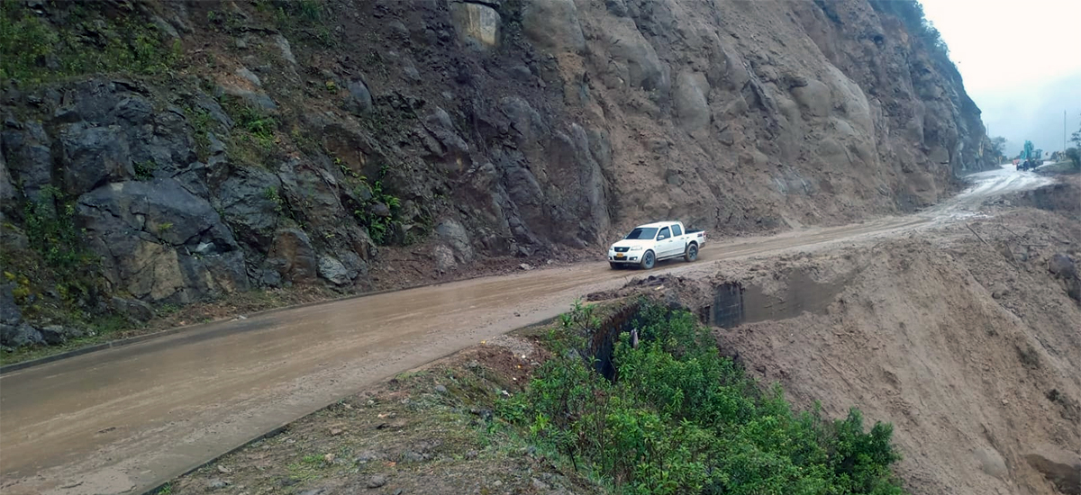 Fotografía del tránsito de vehículo por la vía Popayán - Crucero - Guadalejo, en el departamento del Cauca.