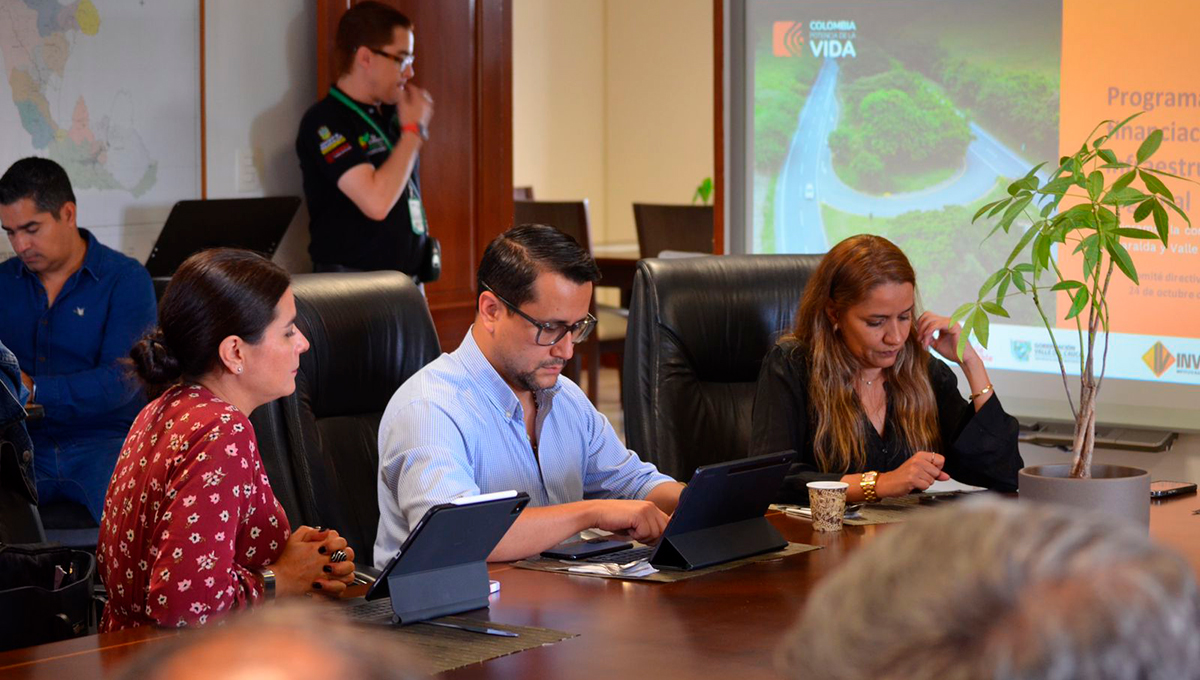 Fotografía de asistentes en la mesa de socialización de avances y nuevas convocatorias del proyecto que mejora la conectividad de Risaralda y Valle del Cauca.