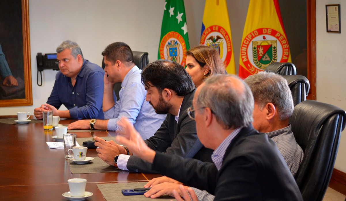 Fotografía de asistentes de entidades gubernamentales en la mesa de socialización de avances y nuevas convocatorias del proyecto que mejora la conectividad de Risaralda y Valle del Cauca.