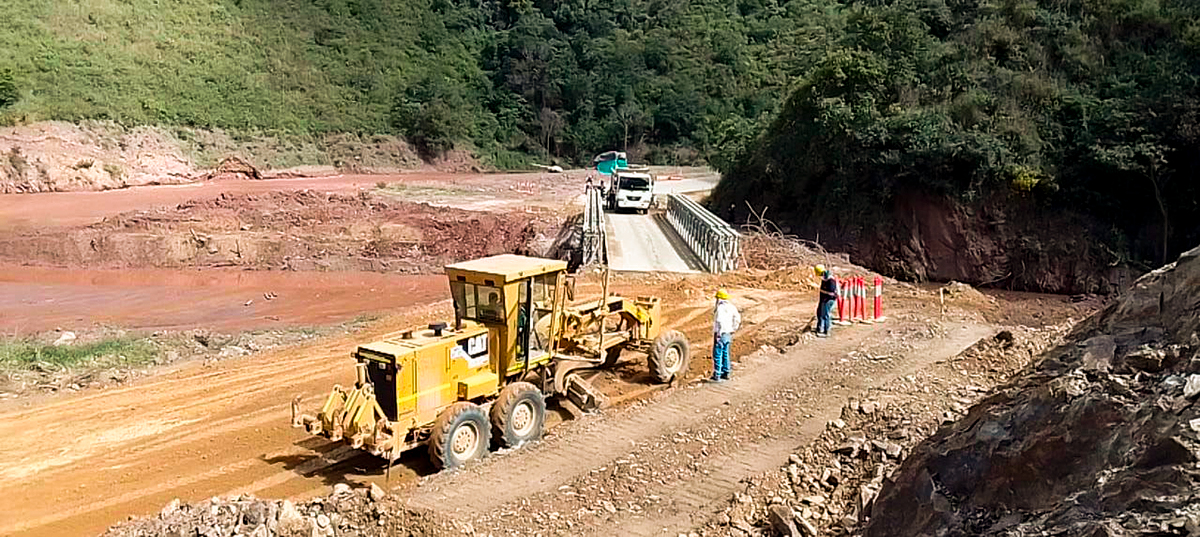 Fotografía de trabajos de adecuación de vía con maquinaria pesada por parte de colaborador del INVÍAS.