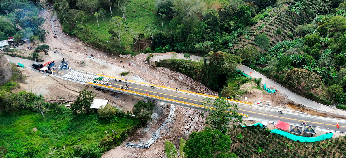 Fotografía aérea del puente vehicular La Argentina en el Huila.
