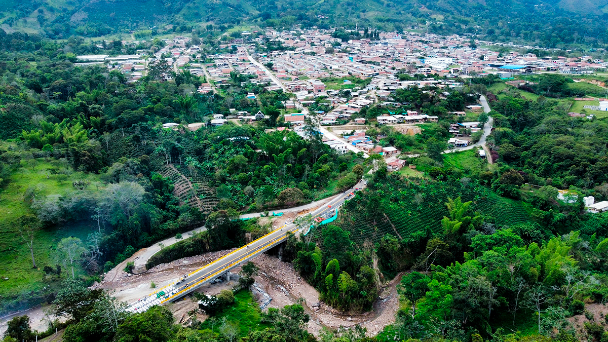 Fotografía aérea del puente vehicular La Argentina en el Huila.