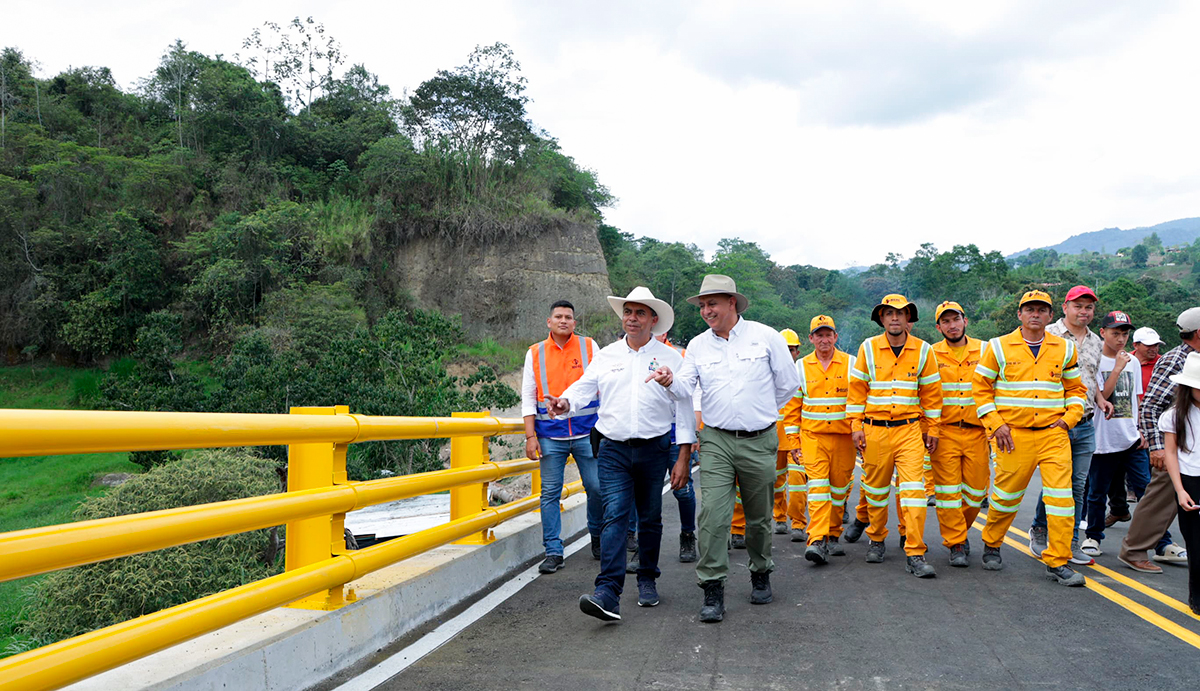 Fotografía de colaboradores del INVÍAS, gobierno local y administradores viales durante la puesta en servicio del puente vehicular La Argentina en el Huila.