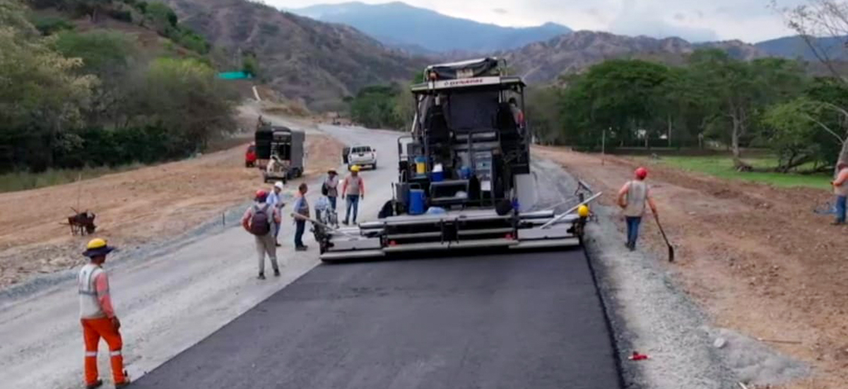 Fotografía del estado actual de los trabajos de pavimentación de la vía de acceso al túnel Guillermo Gaviria Echeverri.
