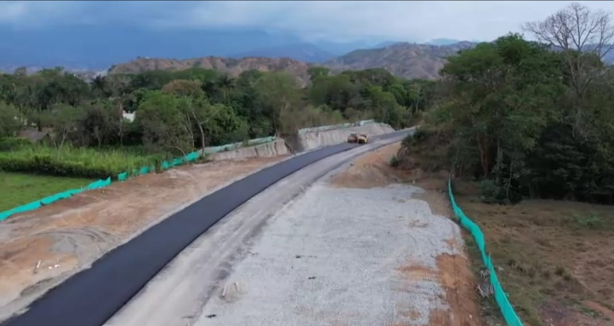 Fotografía del estado actual de los trabajos de pavimentación de la vía de acceso al túnel Guillermo Gaviria Echeverri.