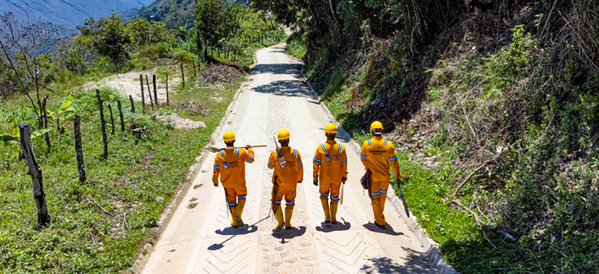 Fotografía de colaboradores del INVÍAS que hacen parte de los trabajos de construcción de vías del proyecto piloto del programa Caminos Comunitarios de la Paz Total.