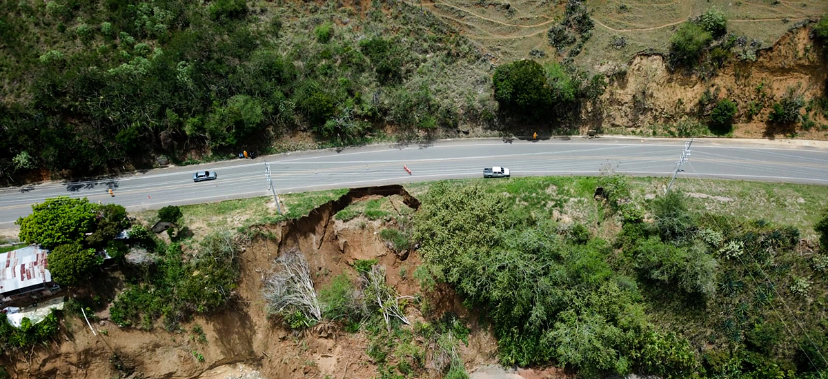 Fotografía aérea de la afectación a la malla vial y el hundimiento de calzada en la vía Cali - Loboguerrero.
