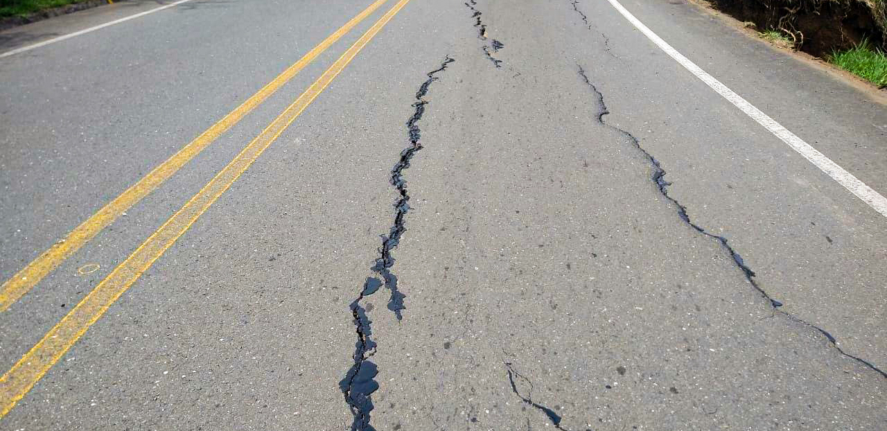 Fotografía de la afectación a la malla vial por el hundimiento de calzada en la vía Cali - Loboguerrero.
