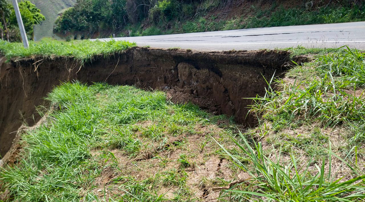 Fotografía del detalle del hundimiento de calzada en la vía Cali - Loboguerrero.