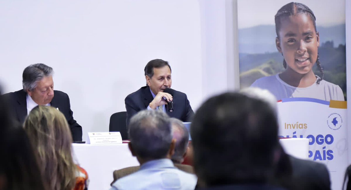 Fotografía de la intervención del Director General del INVÍAS, Juan Alfonso Latorre durante la socialización del programa Caminos Comunitarios de la Paz Total en la Sociedad Colombiana de Ingenieros, SCI.