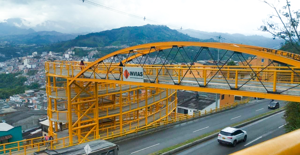 Fotografía de puente peatonal construído por el INVÍAS y que hace parte del corredor Honda - Manizales.