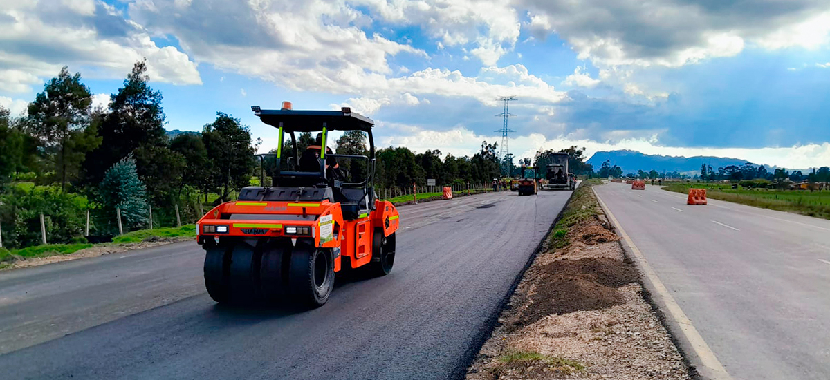 Fotografía de colaboradores del INVÍAS operando equipos de maquinaria pesada usada para la construcción, mantenimiento y rehabilitación en el corredor vial Zipaquirá - Ubaté - Chiquinquirá.