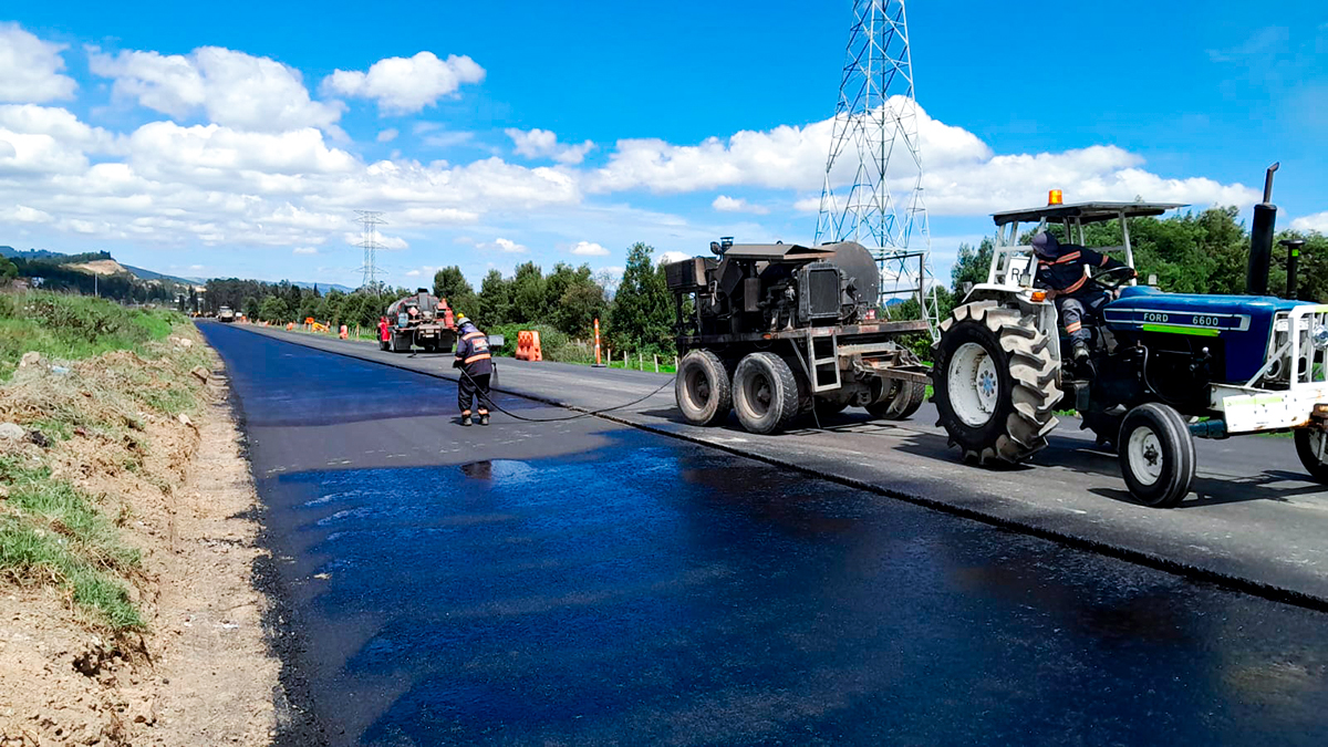 Fotografía de colaboradores del INVÍAS operando equipos de maquinaria pesada usada para la construcción, mantenimiento y rehabilitación en el corredor vial Zipaquirá - Ubaté - Chiquinquirá.