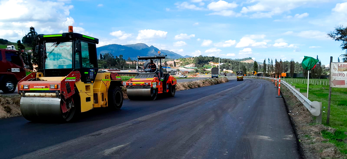 Fotografía de colaboradores del INVÍAS operando equipos de maquinaria pesada usada para la construcción, mantenimiento y rehabilitación en el corredor vial Zipaquirá - Ubaté - Chiquinquirá.