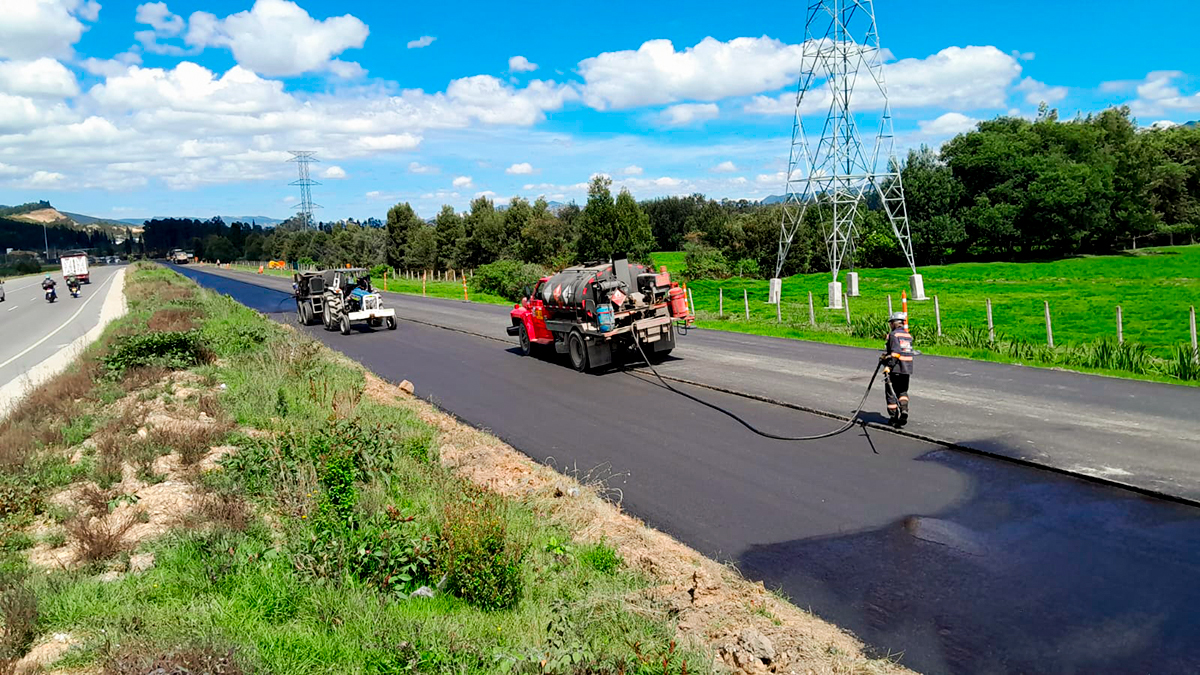 Fotografía de colaboradores del INVÍAS operando equipos de maquinaria pesada usada para la construcción, mantenimiento y rehabilitación en el corredor vial Zipaquirá - Ubaté - Chiquinquirá.