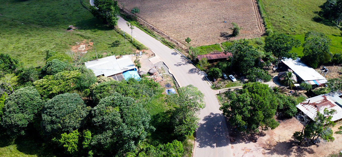 Fotografía aérea de la Troncal de la Orinoquía, en la que el Invías ha pavimentado 10,2 km de vía entre los municipios de El Retorno y Calamar.