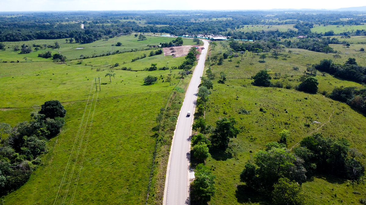 Fotografía aérea de la Troncal de la Orinoquía, en la que el Invías ha pavimentado 10,2 km de vía entre los municipios de El Retorno y Calamar.