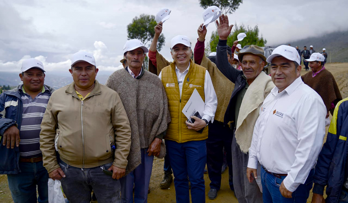 Fotografía de entrega del proyecto que mejora las condiciones de transitabilidad de la vereda Centro del municipio de Chíquiza, Boyacá.