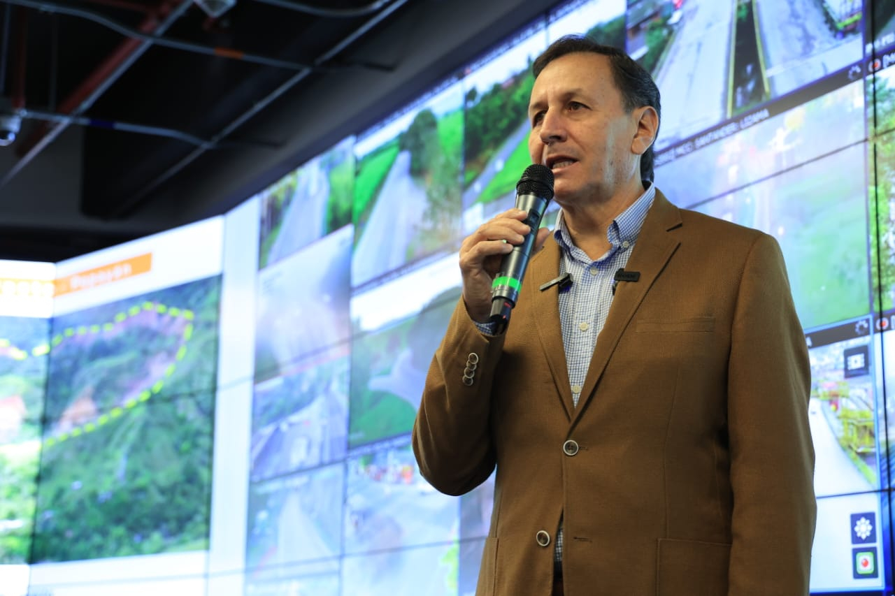 Fotografía de la intervención del Director General del INVÍAS, durante su intervención en la presentación del plan de acción de la vía Panamericana.