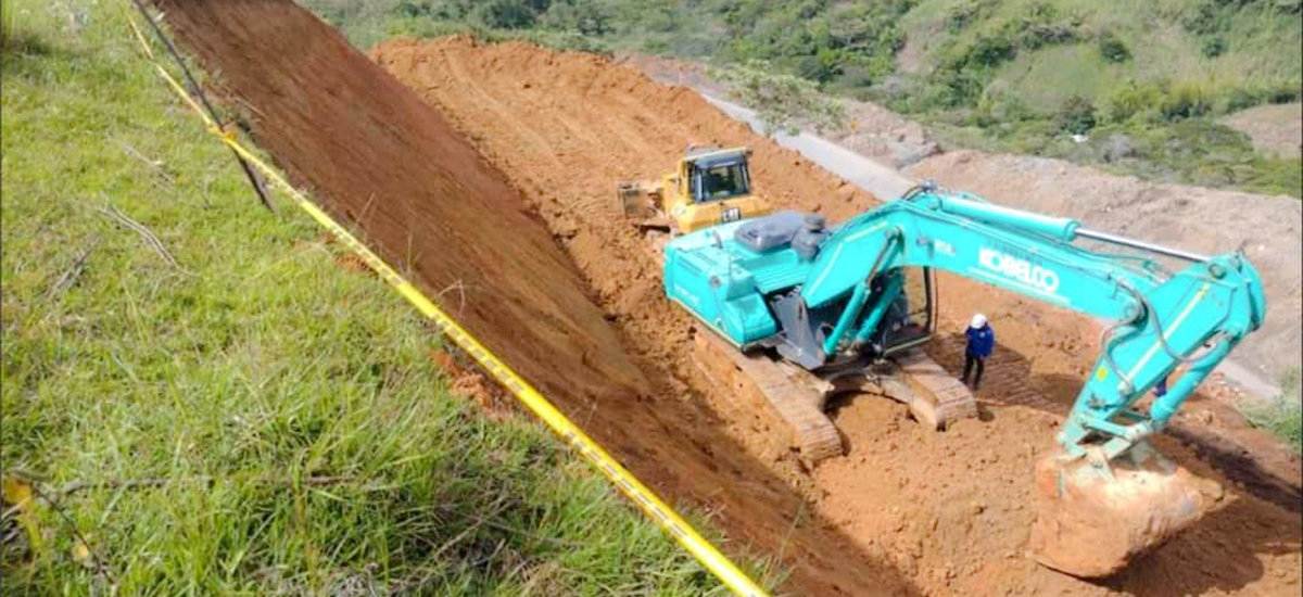 Fotografía de maquinaria del INVÍAS usada para las obras de cimentación en la Conexión Vía Panamericana.