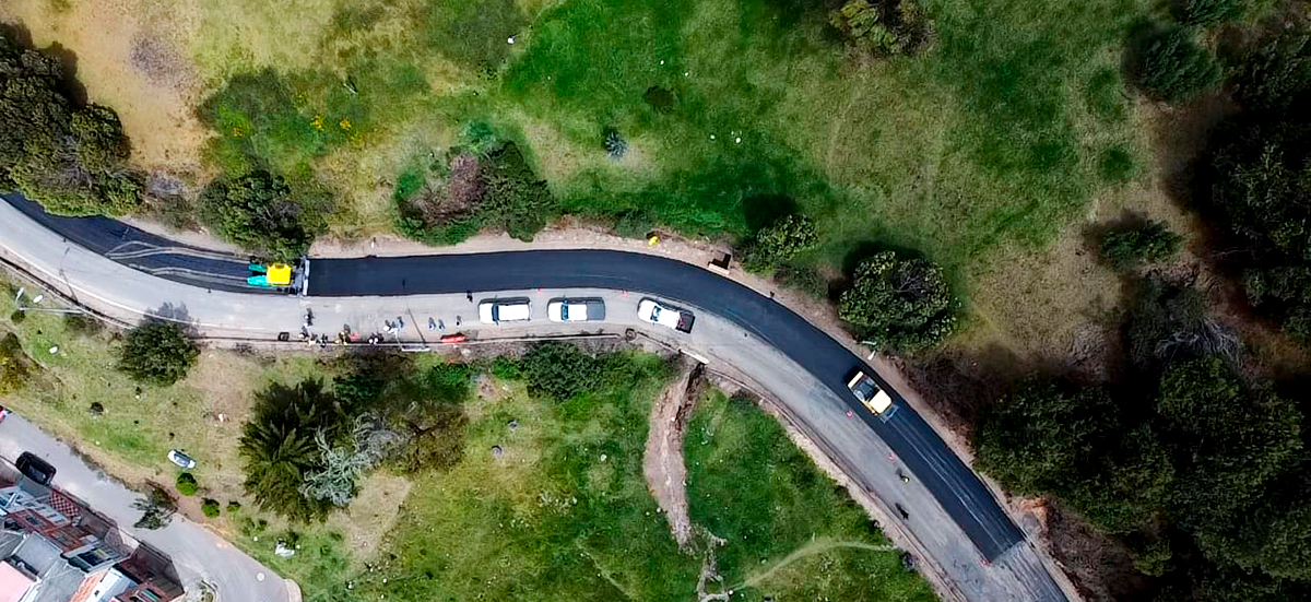 Fotografía de flujo vehicular y avance de la pavimentación de la transversal de Boyacá por parte de colaboradores del INVÍAS.