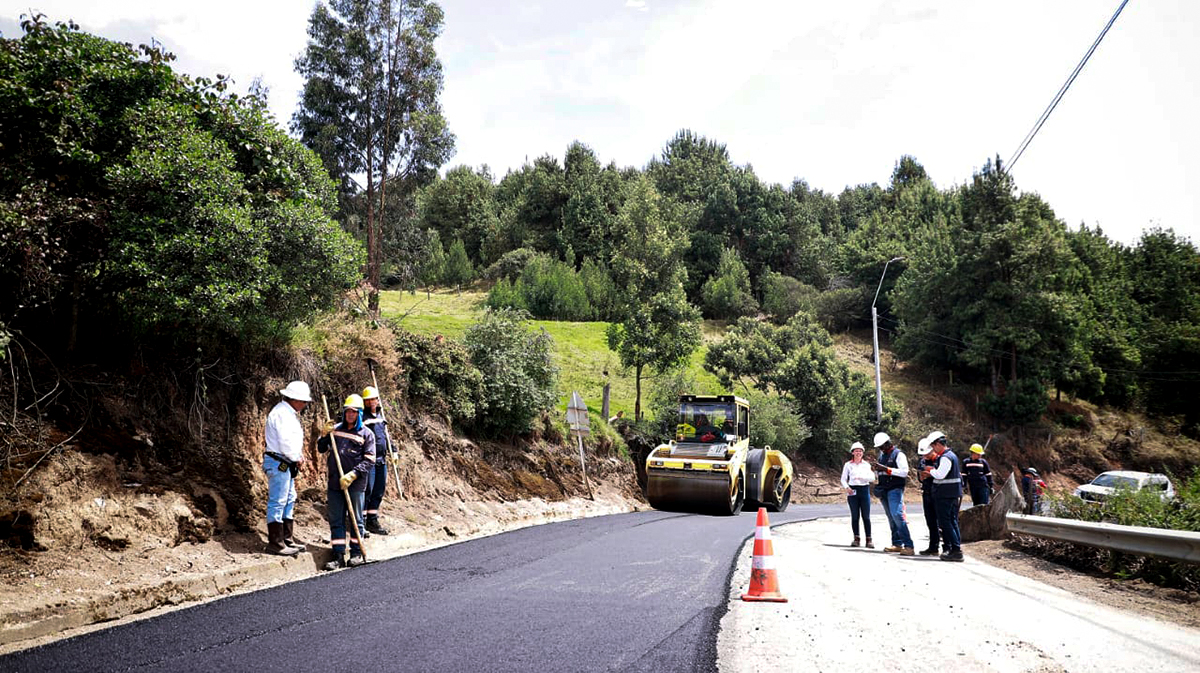 Fotografía de la pavimentación de la transversal de Boyacá por parte de colaboradores del INVÍAS.