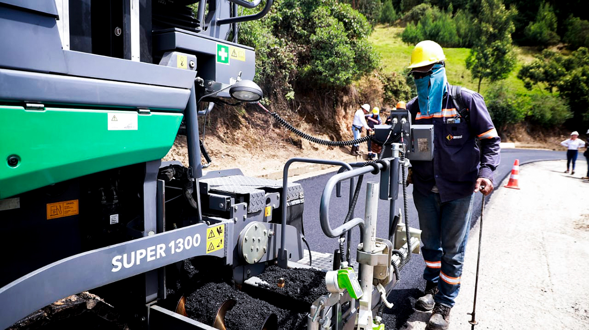 Fotografía de las obras de pavimentación de la transversal de Boyacá por parte de colaboradores del INVÍAS.