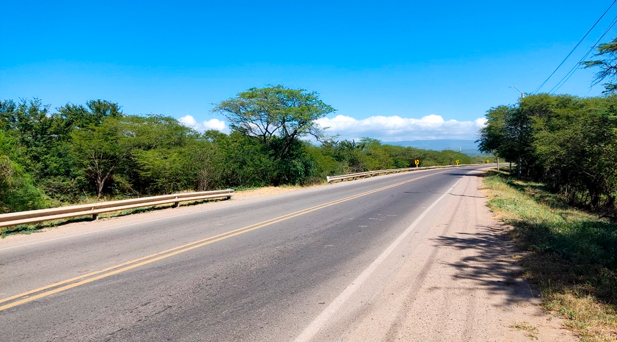 Fotografía de vía en el sur de La Guajira que ha hecho parte de la rehabilitación y mantenimiento que ha hecho el INVÍAS entre 2019 y 2023.