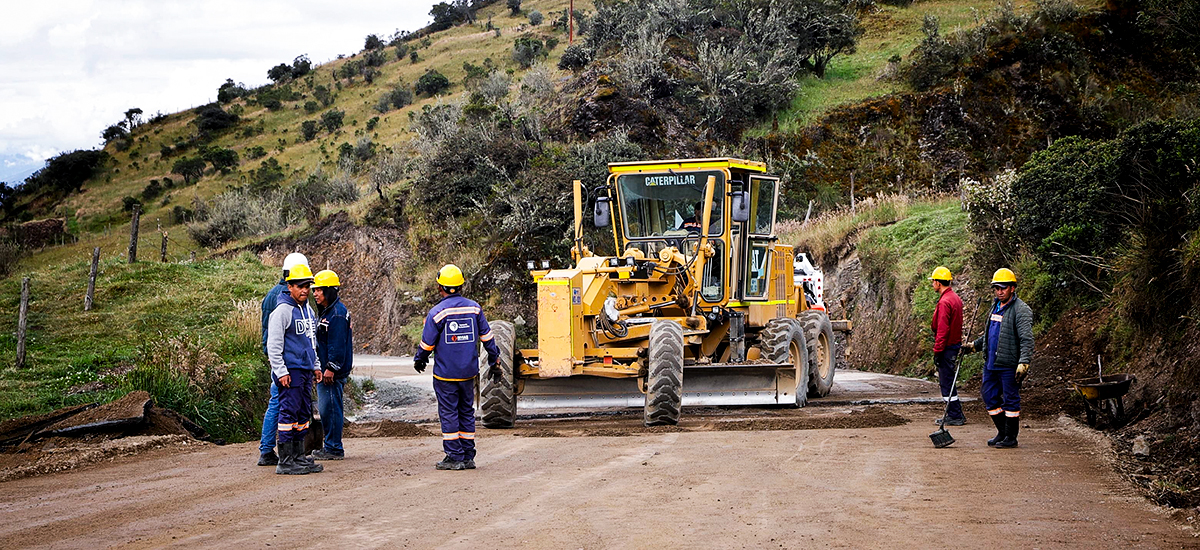 Fotografía de colaboradores del INVÍAS en labores de operación de maquinaria pesada en trabajo de construcción de obras en la Ruta de Los Libertadores.