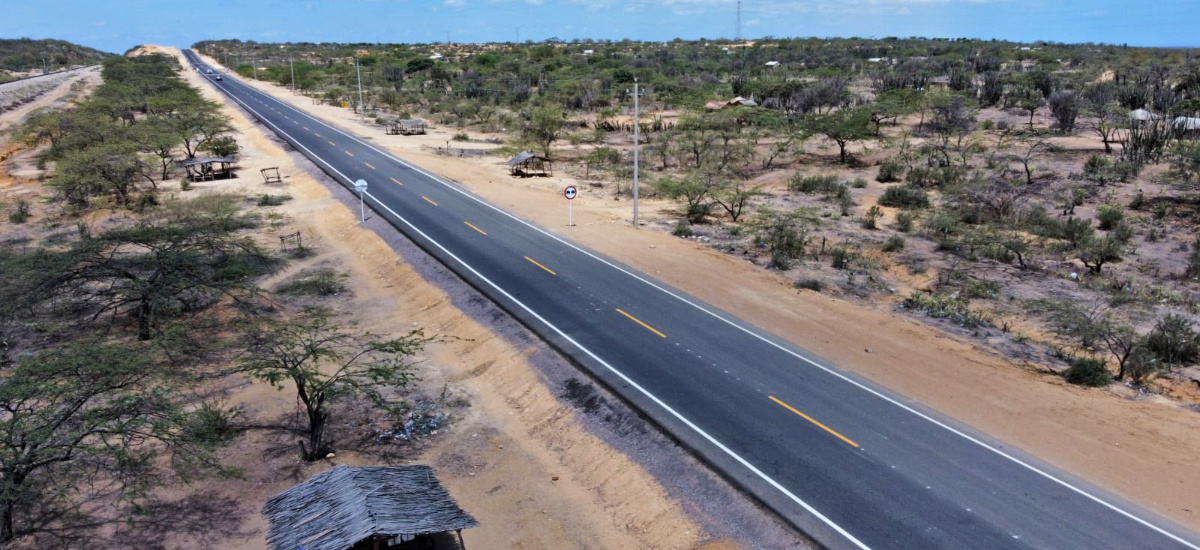 Fotografía aérea de vía en la Alta Guajira.