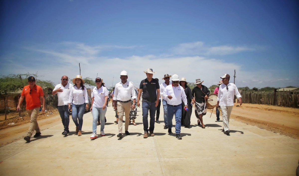 Fotografía del equipo de trabajo de Gobierno del recorrido de la inspección a las obras en la Alta Guajira.