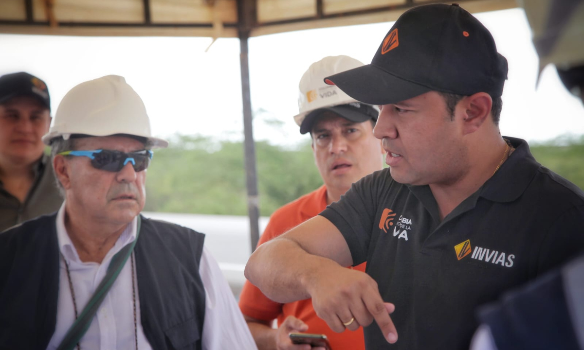 Fotografía del Director General (e) del INVÍAS, Juan José Oyuela Soler durante su explicación al equipo de trabajo de Gobierno del recorrido de la inspección a las obras en la Alta Guajira.